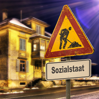 Das Bild zeigt ein altes, beleuchtetes Gebäude bei Nacht. Im Vordergrund steht ein Verkehrsschild mit einem Baustellensymbol, das einen Arbeiter zeigt, der mit einer Schaufel arbeitet. Unter dem Baustellensymbol befindet sich ein weiteres Schild mit der Aufschrift "Sozialstaat". 
