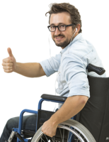 Ein Mann im Rollstuhl mit Kopfhörern und Brille lächelt und zeigt den Daumen nach oben.