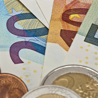 Das Bild zeigt mehrere Dokumente der Deutschen Rentenversicherung, die teilweise von Euro-Banknoten und Münzen bedeckt sind. Die Banknoten umfassen verschiedene Stückelungen, darunter 20- und 50-Euro-Scheine. Im Vordergrund sind auch einige Euro-Münzen zu sehen. Die Dokumente tragen den Aufdruck "Deutsche Rentenversicherung Bund".
