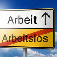 Das Bild zeigt ein Verkehrsschild vor einem blauen Himmel mit einigen Wolken. Das Schild ist in zwei Hälften unterteilt: Die obere Hälfte ist weiß und zeigt das Wort "Arbeit" mit einem Pfeil, der nach oben zeigt. Die untere Hälfte ist gelb und zeigt das durchgestrichene Wort "Arbeitslos". 