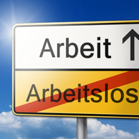 Das Bild zeigt ein Verkehrsschild vor einem blauen Himmel mit einigen Wolken. Das Schild ist in zwei Hälften unterteilt: Die obere Hälfte ist weiß und zeigt das Wort "Arbeit" mit einem Pfeil, der nach oben zeigt. Die untere Hälfte ist gelb und zeigt das durchgestrichene Wort "Arbeitslos". 