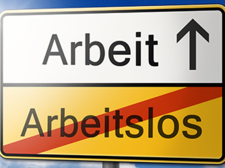 Das Bild zeigt ein Verkehrsschild vor einem blauen Himmel mit einigen Wolken. Das Schild ist in zwei Hälften unterteilt: Die obere Hälfte ist weiß und zeigt das Wort "Arbeit" mit einem Pfeil, der nach oben zeigt. Die untere Hälfte ist gelb und zeigt das durchgestrichene Wort "Arbeitslos".