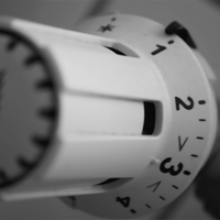 Auf dem Bild ist ein Thermostat einer Heizung zu sehen. Das Thermostat steht auf 1.