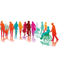Das Bild zeigt eine bunte Silhouette einer vielfältigen Gruppe von Menschen. Die Figuren sind in verschiedenen Farben wie Rot, Blau, Grün und Orange dargestellt und repräsentieren unterschiedliche Altersgruppen und Lebenssituationen. Einige Personen gehen zu Fuß, andere schieben Kinderwagen oder benutzen Rollstühle. Der Hintergrund ist weiß.