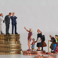 Auf der linken Seite stehen drei Miniaturfiguren in formeller Kleidung auf einem hohen Stapel von Münzen, was Wohlstand und Macht repräsentiert. Auf der rechten Seite befinden sich mehrere Miniaturfiguren, darunter eine Frau mit einem Kind, eine ältere Frau mit einer Einkaufstasche und ein Mann im Rollstuhl, die auf niedrigeren Münzstapeln stehen. 