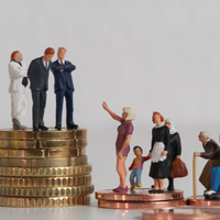 Auf der linken Seite stehen drei Miniaturfiguren in formeller Kleidung auf einem hohen Stapel von Münzen, was Wohlstand und Macht repräsentiert. Auf der rechten Seite befinden sich mehrere Miniaturfiguren, darunter eine Frau mit einem Kind, eine ältere Frau mit einer Einkaufstasche und ein Mann im Rollstuhl, die auf niedrigeren Münzstapeln stehen. 