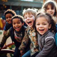Auf dem Bild sind sechs fröhliche Kinder zu sehen, die eng beieinander stehen und in die Kamera lächeln. Sie befinden sich auf einem Spielplatz im Freien. Die Kinder tragen verschiedene farbenfrohe Kleidung. Im Hintergrund ist eine Holzkonstruktion zu erkennen. 