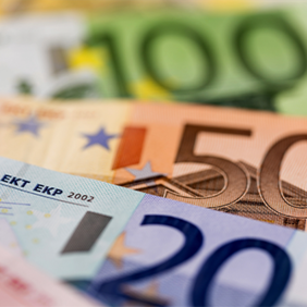 Das Bild zeigt eine Nahaufnahme von mehreren Euro-Banknoten, die teilweise übereinander liegen. Zu sehen sind Banknoten im Wert von 100, 50 und 20 Euro.