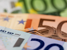Das Bild zeigt eine Nahaufnahme von mehreren Euro-Banknoten, die teilweise übereinander liegen. Zu sehen sind Banknoten im Wert von 100, 50 und 20 Euro.