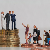 Auf der linken Seite stehen drei Miniaturfiguren in formeller Kleidung auf einem hohen Stapel von Münzen, was Wohlstand und Macht repräsentiert. Auf der rechten Seite befinden sich mehrere Miniaturfiguren, darunter eine Frau mit einem Kind, eine ältere Frau mit einer Einkaufstasche und ein Mann im Rollstuhl, die auf niedrigeren Münzstapeln stehen. 