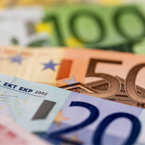 Das Bild zeigt eine Nahaufnahme von mehreren Euro-Banknoten, die teilweise übereinander liegen. Zu sehen sind Banknoten im Wert von 100, 50 und 20 Euro.