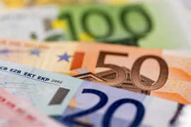 Das Bild zeigt eine Nahaufnahme von mehreren Euro-Banknoten, die teilweise übereinander liegen. Zu sehen sind Banknoten im Wert von 100, 50 und 20 Euro. 